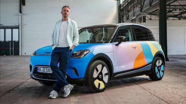 Smart Belgium tire profit du car wrapping pour créer une Art Car 